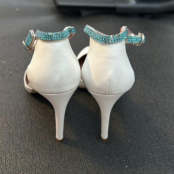 Gianni Bini size 10 white heels - Picture 7 of 9